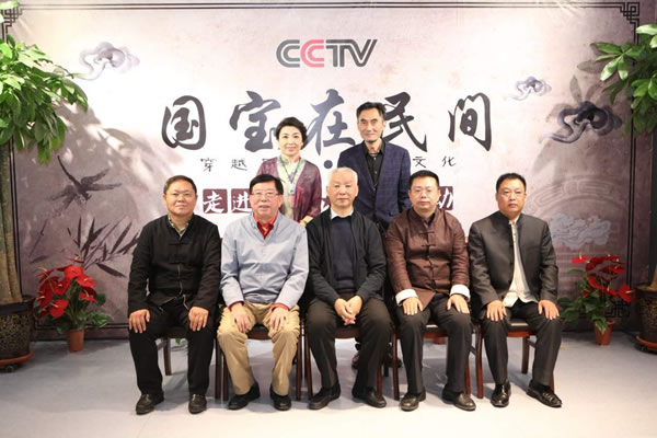 翠日,在蔡国声老师,张自娟馆长的带领下,应白银市古玩城丑总刘总邀请