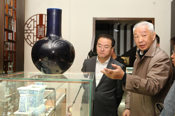 翠日,在蔡国声老师,张自娟馆长的带领下,应白银市古玩城丑总刘总邀请